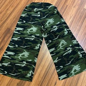 Suzie in the city capris green black, size M